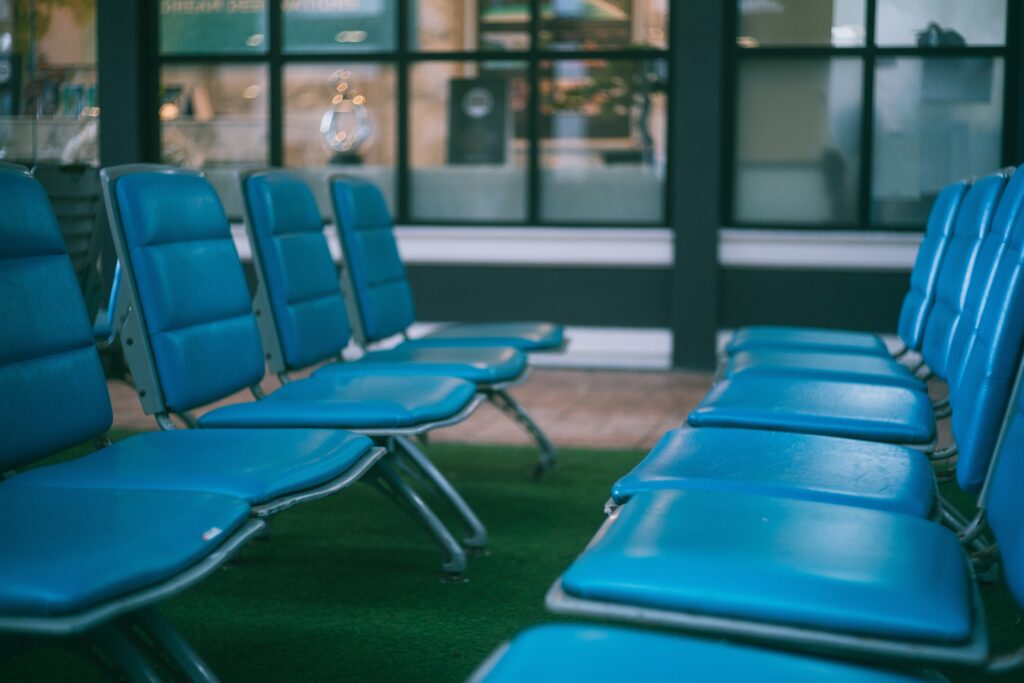 Rader av blå stolar i en väntsal på en flygplats